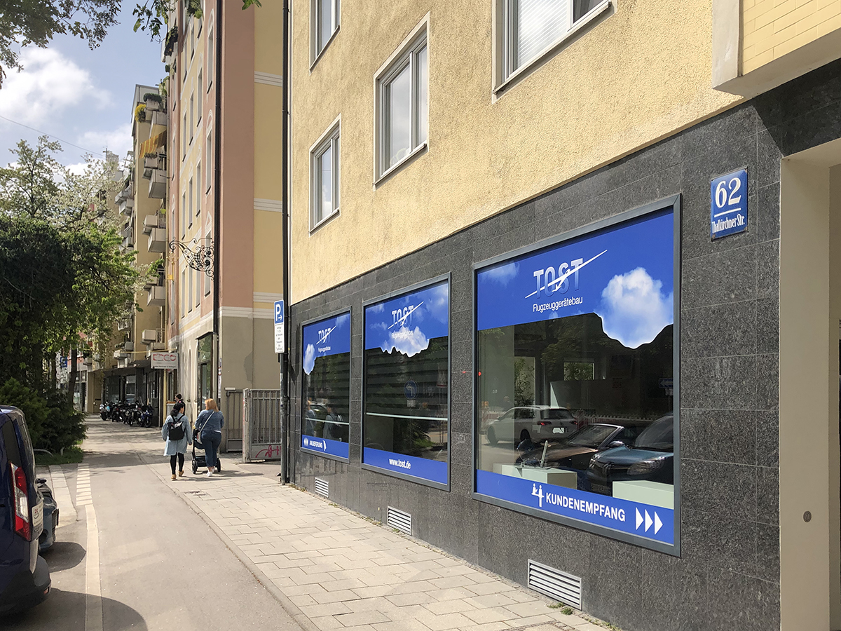 Liebe Kunden,

wir können Sie ab sofort in unseren neuen Büroräumen direkt an der Thalkirchner Str. 62 willkommen heißen.

Parken und Beladen ist weiterhin im Hof möglich, Kundenparkplätze sind vorhanden.

Wir freuen uns auf Ihren Besuch!

München im Juli 2023